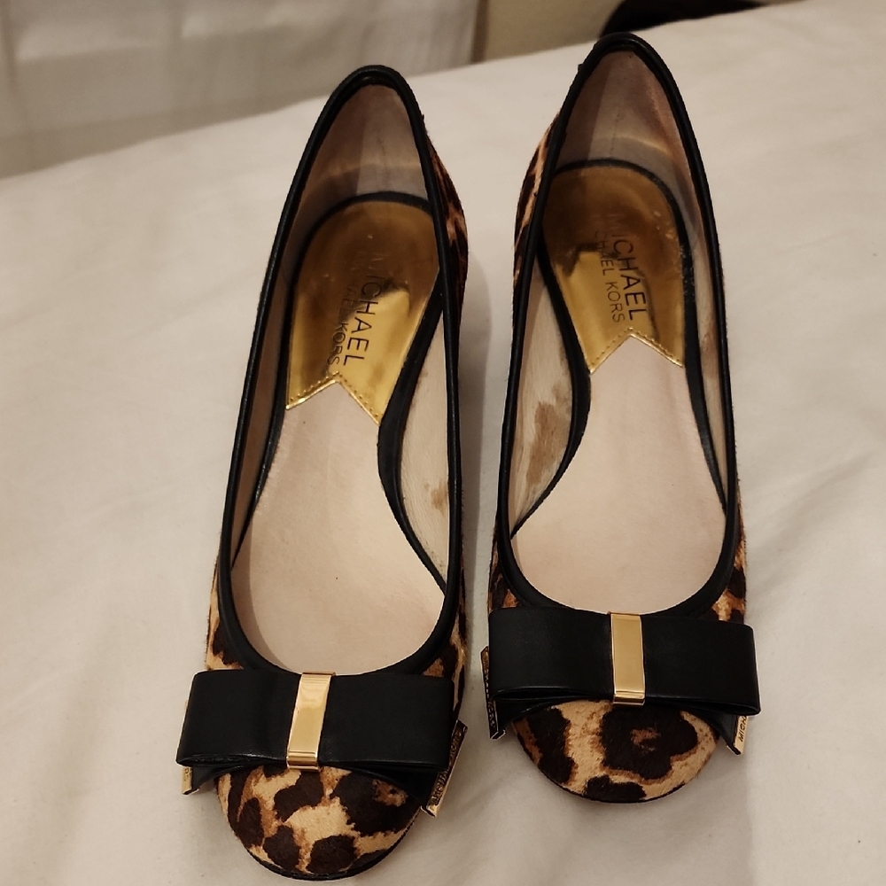 Michael Kors Black and Brown Heels with Bow Detail, sz. 51/2. EUC